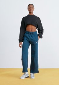 Nike Sportswear SPORTSWEAR PHOENIX FLEECE - Dresside alumine osa - armory navy/sail