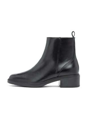 Czarny skórzany botek za kostkę na obcasie typu blok, z pętelką z tyłu i gładkim wykończeniem, widziany od zewnętrznej strony na białym tle.