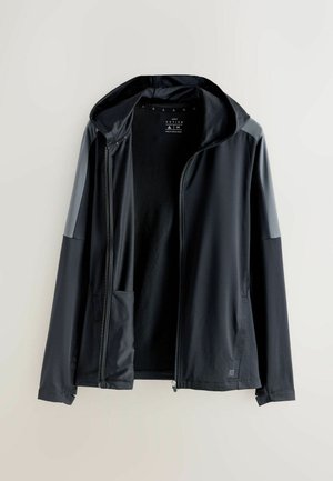 Schwarze Kapuzenjacke mit Reißverschluss, glattem Stoff, kontrastierenden Schulterpaneelen und Seitentaschen. Einfaches Design ohne sichtbare Muster.