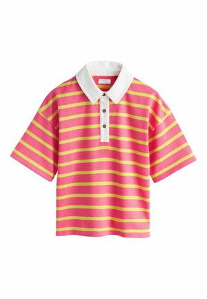 Rózsaszín rövid ujjú galléros póló vízszintes sárga csíkokkal, fehér gallérral és három barna gombbal egy fehér gombsoron.