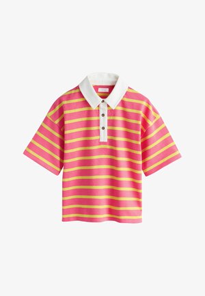 Roza polo majica s kratkim rukavima, žutim horizontalnim prugama, bijelim ovratnikom i tri smeđa gumba na bijeloj patici.