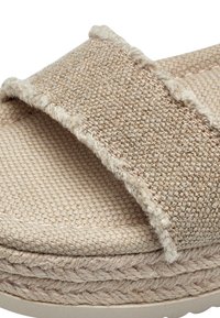 Béžové skluzné sandály s texturovaným textilním svrškem s třepenými okraji, pletenou jutovou mezipodešví a plochou, polstrovanou podrážkou.