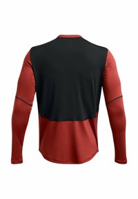 Langärmliges Sporthemd mit einem schwarzen oberen Bereich und einem roten unteren Abschnitt, aus einem glatten, dehnbaren Material gefertigt. Sichtbare Akzentnähte.