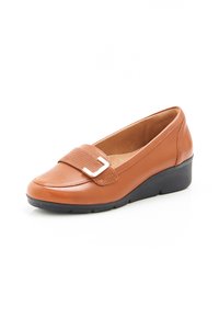 Scarpa slip-on in pelle marrone con punta arrotondata, fascia elastica sul piede e tacco a zoccolo nero basso. Texture liscia con decorazioni minime.