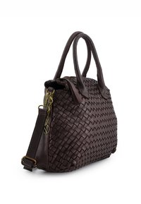 Brun læder skuldertaske med vævet tekstur, dobbelte hanke og aftagelig skulderrem. Har lynlåslukning og guldfarvede detaljer.