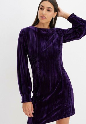 Lila Samtkleid mit langen Ärmeln, hohem Kragen und einer taillierten A-Linie. Glatte Textur mit einem subtilen Glanz.