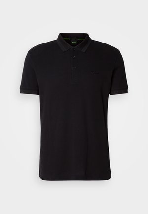 Melnā polo krekls, kas izgatavots no mīksta auduma, ar klasisku apkakli, trīs pogu aizdari un izšūtu logo uz krūtīm.