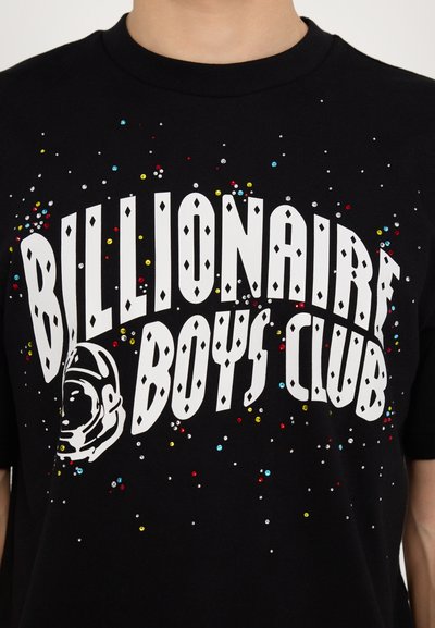 T-shirt en coton noir avec un texte audacieux en blanc "Billionaire Boys Club", parsemé de sequins colorés en rouge, bleu, jaune et argent.