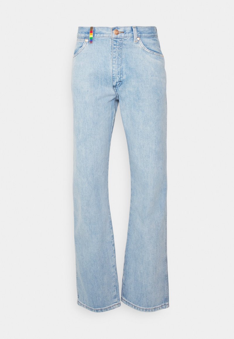 Jean droit bleu clair avec poches avant et une boucle de ceinture rayée rainbow sur fond blanc.