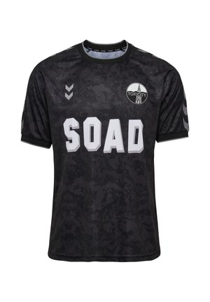 Sort sportstrøje med camouflage-mønster og hvid "SOAD" tekst på fronten samt en rund "Toxicity" logo på øverste venstre bryst.