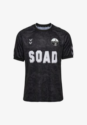Sort sportstrøje med camouflage-mønster og hvid "SOAD" tekst på fronten samt en rund "Toxicity" logo på øverste venstre bryst.