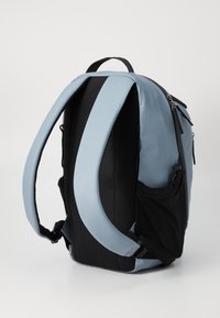 Kék és fekete hátizsák, sima anyag, ergonomikus kialakítás, párnázott vállpántok, hálós hátlap, oldalsó zseb, több cipzárral. Kompakt és modern forma.