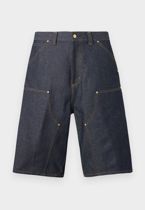 Τζιν σορτς σε σκούρο μπλε με πορτοκαλί ραφές. Διαθέτει πολλαπλές τσέπες, ίσια κοπή και κλείσιμο με κουμπί στη μέση.