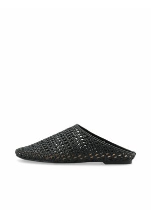 Čierny tkaný slip-on mule s plochou podrážkou a špicatou špičkou, s otvoreným tkaným dizajnom pre priedušnosť a ľahké pohodlie.