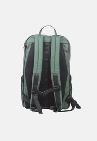 Grüner und schwarzer Rucksack mit gepolsterten Netzträgern, einem Tragegriff, Reißverschluss und verstellbaren Seitenriemen für eine sichere Passform.