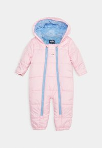 Różowy ocieplany kombinezon zimowy z niebieskim futerkiem z imitacji, wyposażony w dwa niebieskie zamki błyskawiczne i elastyczne mankiety. Zaprojektowany z myślą o cieple i komforcie.