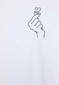 Ručna izrada geste srčanog prsta s malim obrisanim srcem iznad palca i kažiprsta na čistoj bijeloj pozadini.