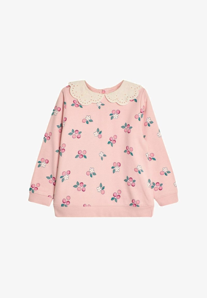 Sudadera de manga larga rosa con un cuello adornado con encaje, que presenta un patrón floral de bayas rosas y flores blancas sobre una tela suave.