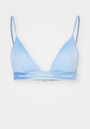 Bralet din triunghi de culoare albastru deschis cu bretele subțiri și o bandă cu logo de culoare albastru închis, în contrast. Textură netedă, design minimat.