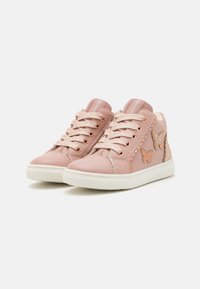 Rosa syntetiske high-top sneakers med snøring, med sommerfugl-detaljer og en teksturert finish på sidene. Hvit gummisåle.