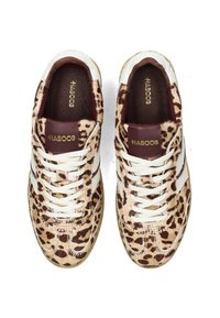 Sneaker con stampa leopardata e accenti bianchi, tomaia in pelliccia testurizzata, linguetta bordeaux e lacci bianchi. Include un dettaglio del logo dorato sulla linguetta.