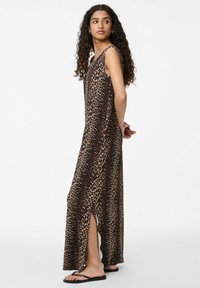 Maxiklänning i leopardtryck i lätt tyg, med en sidoklyfta, ärmlöst design och avslappnad passform. Svarta flip-flops fulländar looken.