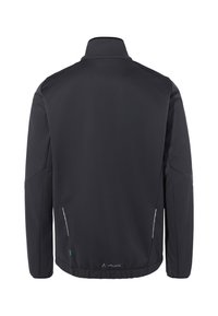 Giacca softshell nera con colletto alto, due tasche laterali con zip e dettagli riflettenti. Texture liscia, vestibilità sagomata e logo all'orlo.