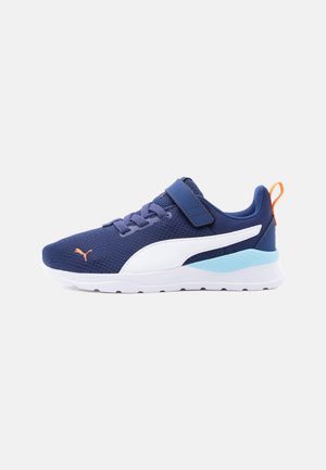 Marineblauwe sportieve sneaker met witte zijstreep, oranje logo en trekkoord, lichtblauwe hielaccent, witte zool en veter met klittenbandsluiting.