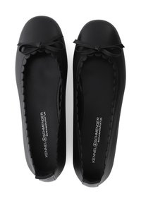 Schwarze Ballerinas aus Leder mit runder Spitze, gewelltem Rand und einer Schleifenakzent vorne. Glatte Textur mit minimalistischem Design.