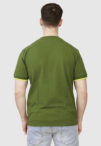 T-shirt verde oliva a maniche corte in cotone, con collo rotondo e bordo giallo sulle maniche, mostrato da dietro.