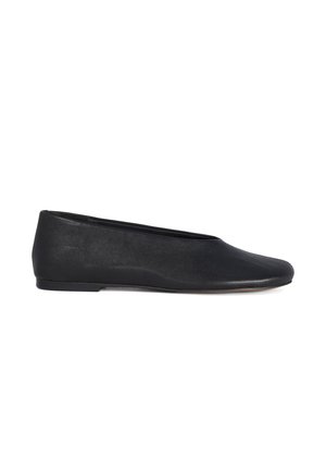 Chaussure plate en cuir noir avec bout carré arrondi et petit talon, vue de profil sur fond blanc.