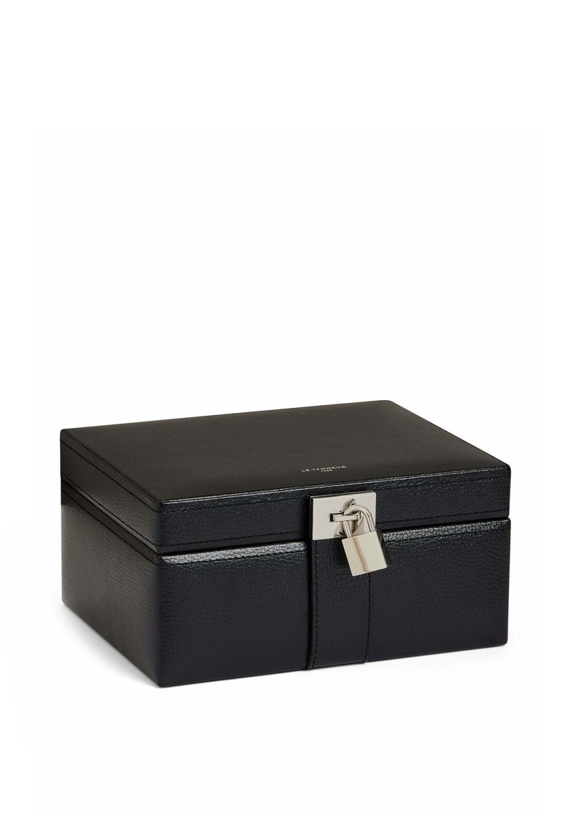 Scatola per gioielli in pelle nera con finitura texturizzata, caratterizzata da un lucchetto e una chiusura in argento, forma rettangolare e design elegante.