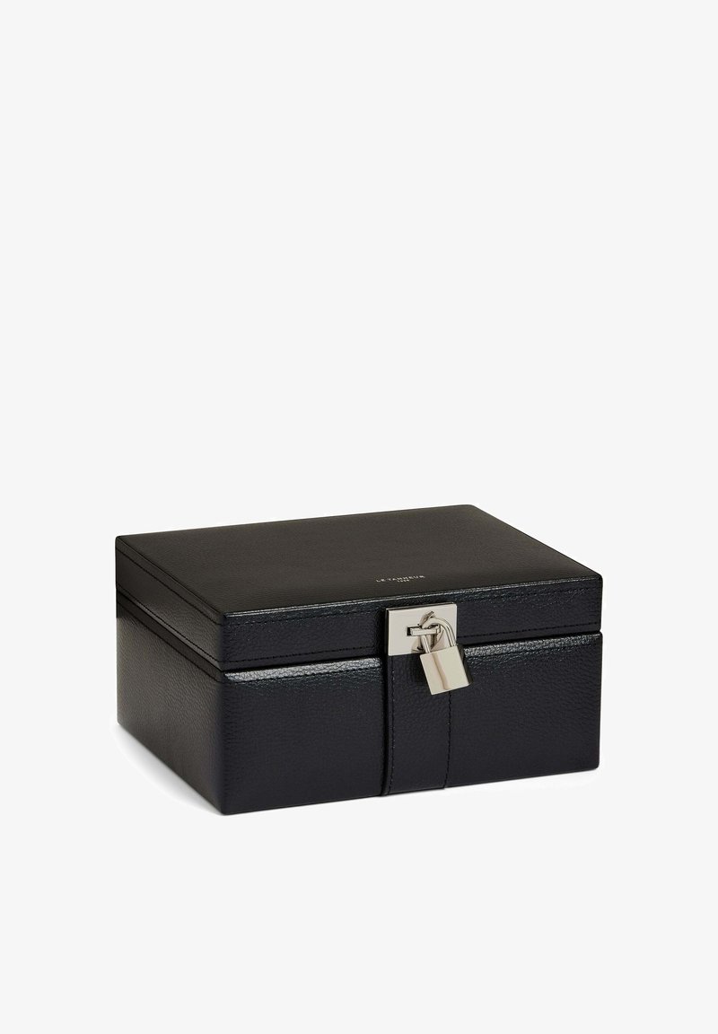 Scatola per gioielli in pelle nera con finitura texturizzata, caratterizzata da un lucchetto e una chiusura in argento, forma rettangolare e design elegante.