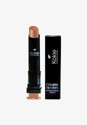 Kokie Professional kermaisen nude ruskea huulipuna mustassa kotelossa ja sitä vastaava suorakaiteen muotoinen pakkauksensa vieressään.