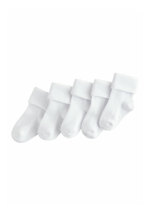 Fünf Paar schlichte weiße Babysocken mit umgeschlagenen Bündchen, in einer Reihe auf weißem Hintergrund angeordnet.
