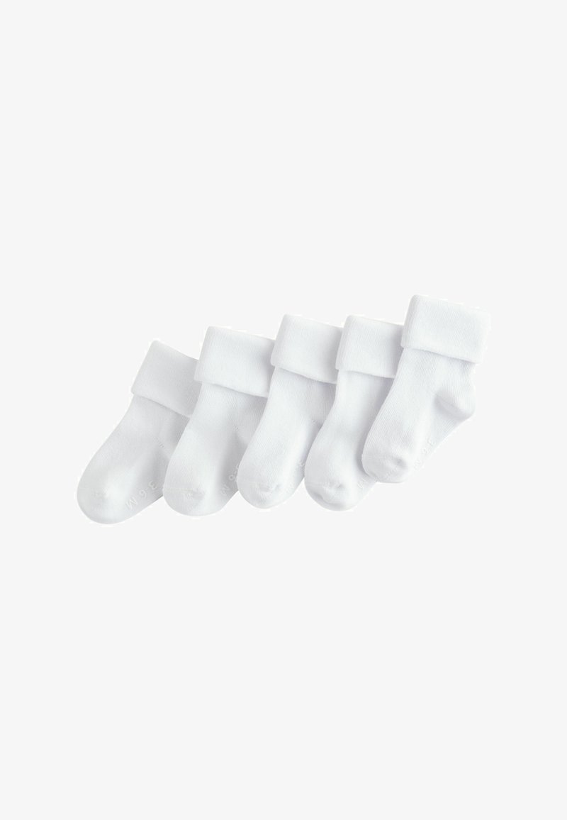 Cinq paires de chaussettes blanches unies pour bébé avec revers pliés, disposées en rangée sur un fond blanc.