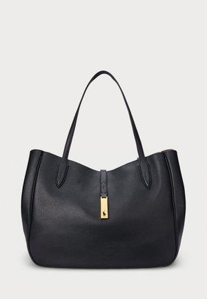 Crna kožna torba za rame s teksturom šljunka, zakrivljenog oblika, dvostrukim ručkama i zlatnim hardverskim detaljima s logotipom.