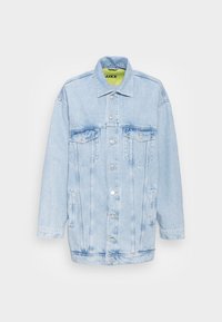 Ljusblå denimjacka med knäppning framtill, två bröstfickor och en vikbar krage. Har urblekta områden och en neongrön inneretikett.