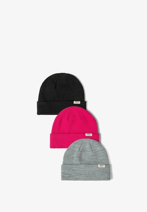 Trīs cepures ar uzloci: melna, fuksija un pelēka. Katram ir noliekams malas un teksturēts adījums. Uzlīmes pievienotas priekšā.