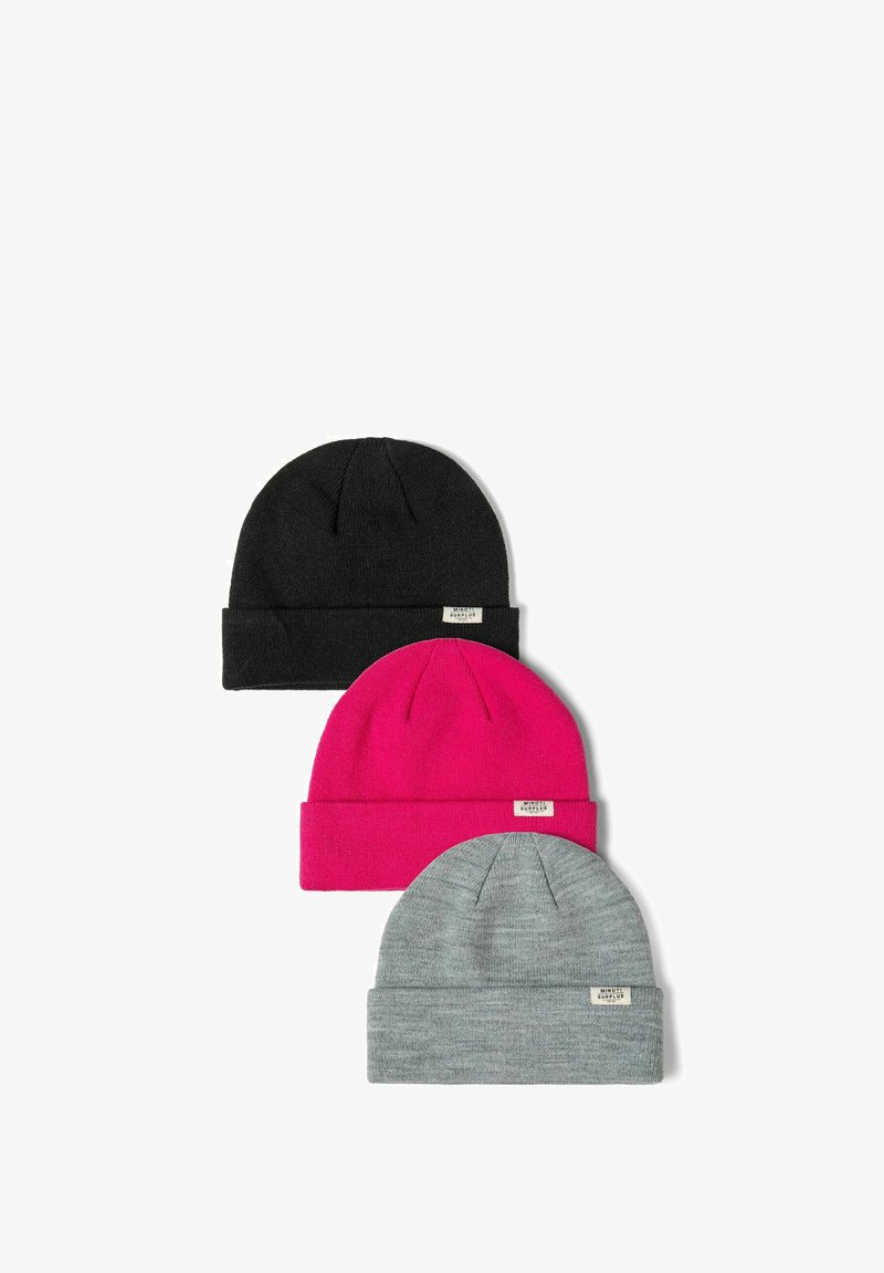 Trei căciuli de tip beanie: neagră, fucsia și gri. Fiecare are o manșetă răsucită și un material tricotat texturat. Etichete atașate în față.