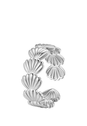 Silberner Ring, bestehend aus verbundenen Muschelformen mit polierter, reflektierender Oberfläche und offenem, verstellbarem Design.