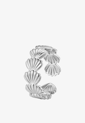 Anello in argento composto da forme di conchiglie collegate con superficie lucida e riflettente e design aperto e regolabile.