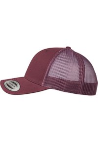 Burgundi snapback sapka, strukturált elülső résszel, hálós hátsó résszel, lapos karimával és oldalsó kör alakú folttal.