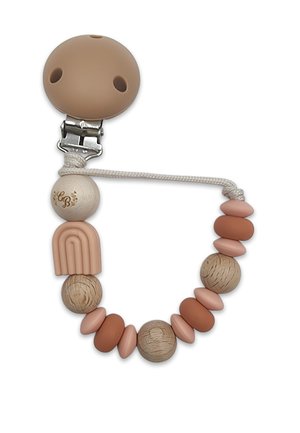 Clip per suzione in silicone e legno con una tonalità di colore blush; presenta perline rotonde e ovali, e un accento a forma di arcobaleno.