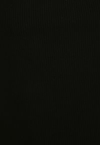 Tecido preto canelado com riscas verticais; textura suave, material elástico, adequado para designs ajustados. Sem detalhes ou padrões adicionais.