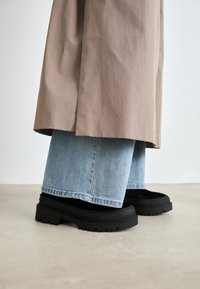 FOXING CHELSEA - Platform-nilkkurit - black