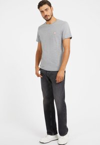 Guess KLEINES LOGO-DREIECK - T-shirt basic - grau