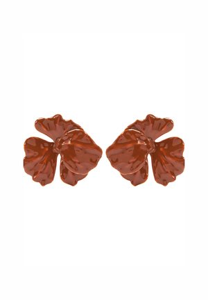 Błyszczące brązowe kolczyki w kształcie kwiatu o warstwowych, fakturowanych płatkach, prezentowane obok siebie na białym tle.
