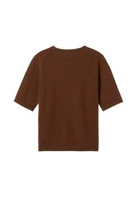 Ruskea neulepaitapusero lyhyillä hihoilla ja pyöreällä kaula-aukkolla. Kangas on pehmeää ja yksiväristä, eikä siinä ole näkyviä kuvioita tai korostuksia.