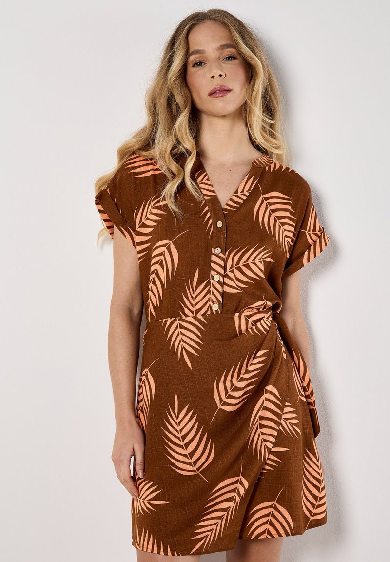 Vestito corto marrone con maniche corte, colletto con bottoni e motivi a foglie pesca. Presenta un design avvolgente con un dettaglio di legatura laterale.